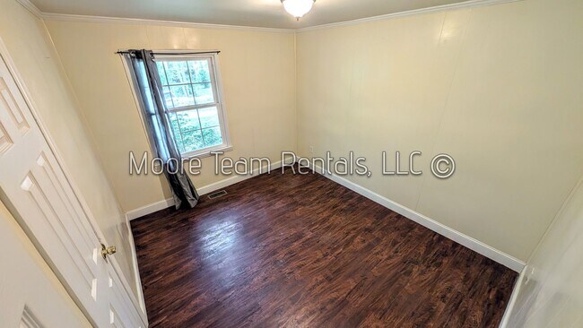 Building Photo - 3 Bed / 1 Bath House