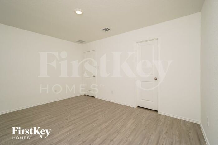 Building Photo - 2451 Lake Hls