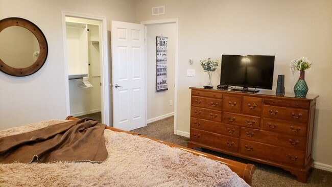 Building Photo - Gorgeous location, spectacular amenities, 3 bedroom furnished home for rent.