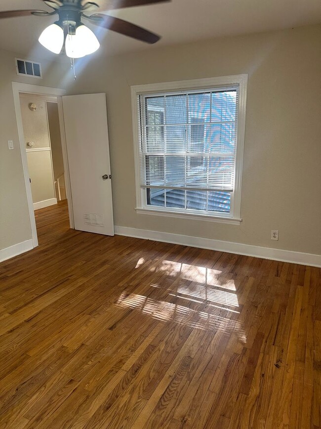 Building Photo - Large 5 Bedroom House in North Campus!