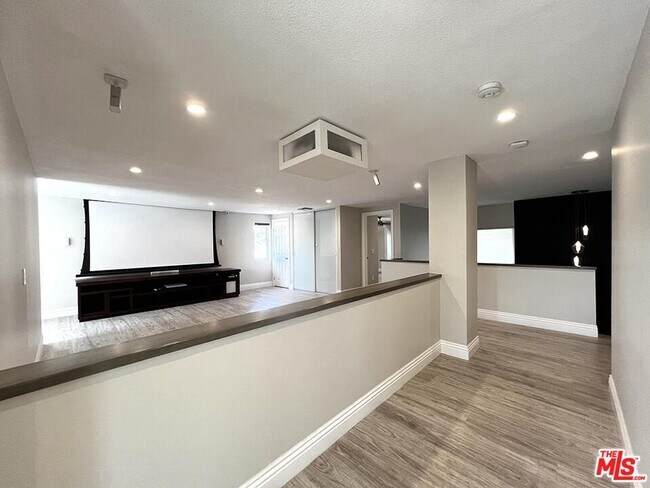Building Photo - 10758 Cozycroft Ave
