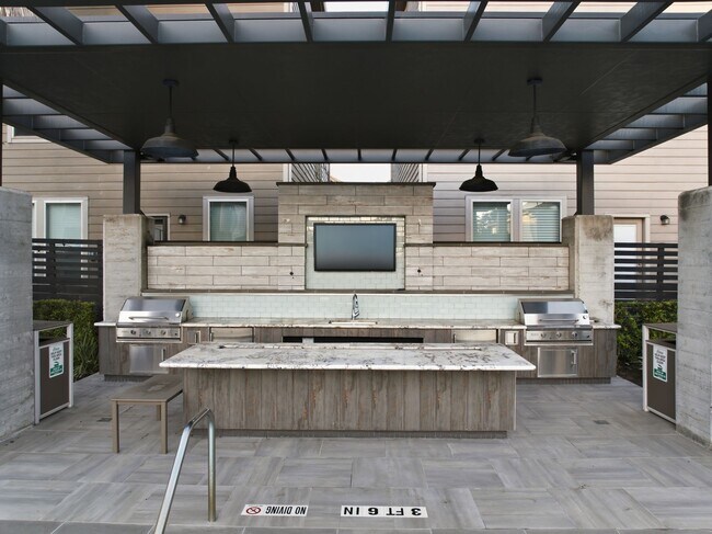 Building Photo - 8663 Cedardale Park Dr