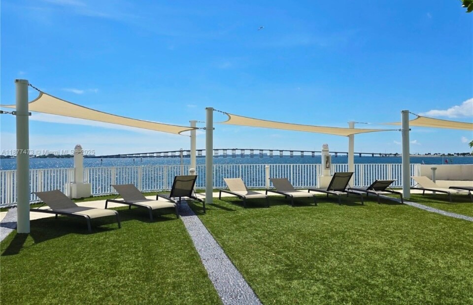 Lounge overlooking the bay - 200 SE 15th Rd