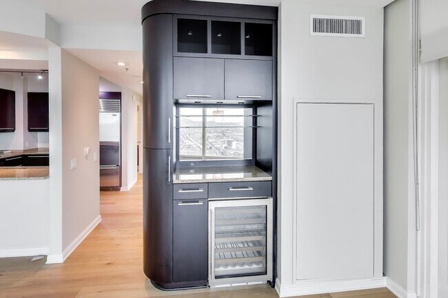 Building Photo - Luxury High-Rise Living | Stunning Bay Bridge Views from the 31st Floor