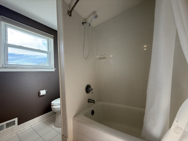 Building Photo - 2447 Roanoke Dr