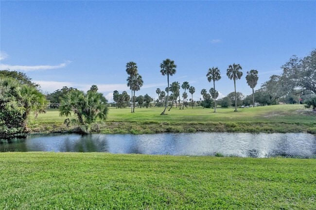 Building Photo - 652 W Palm Aire Dr