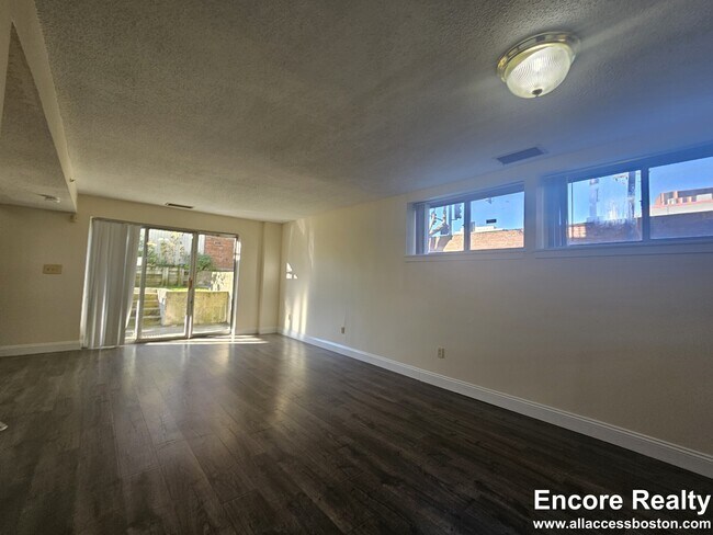 Building Photo - 150 N Beacon St