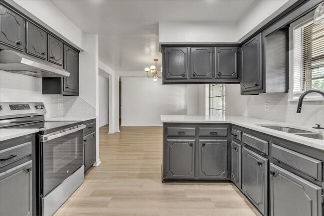 Building Photo - 9800 Willow Wind Dr