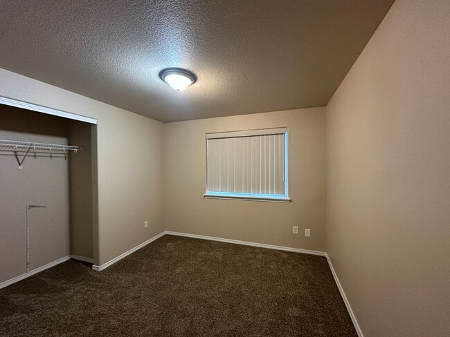 Building Photo - 3 Bedroom / 2 Bathroom Single Level Duplex in Madras