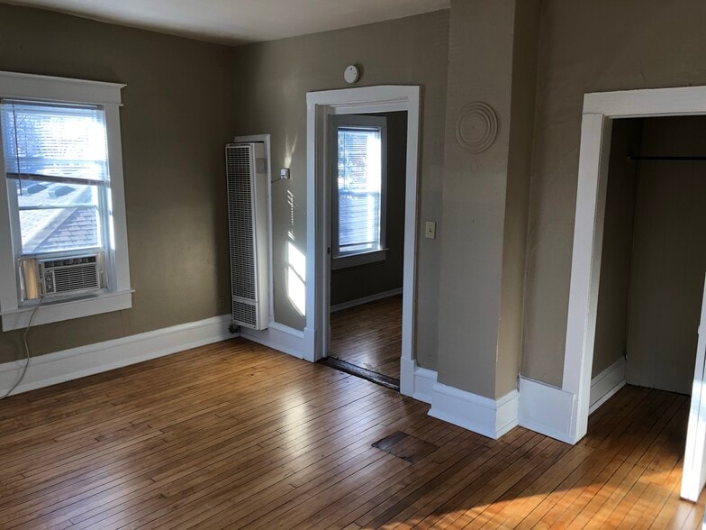 Very spacious bedroom - 1749 Wordsworth Ave