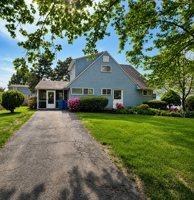 Building Photo - 4 bedroom 2 bath home in the Crabtree section of Levittown. Available for move in now