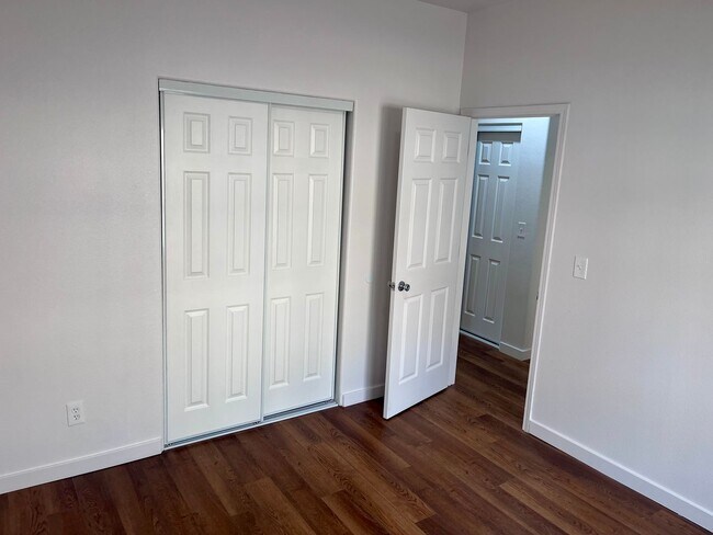Building Photo - Super Crisp 2 Bedroom w/2 car attached garage