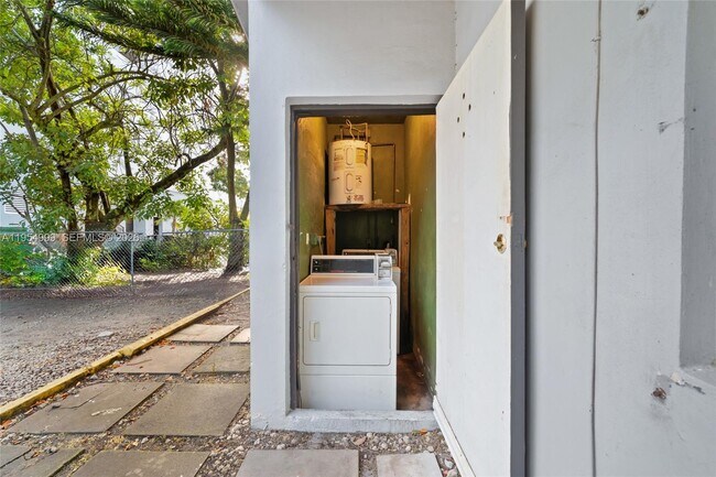 Building Photo - 446 SW 4th Ave