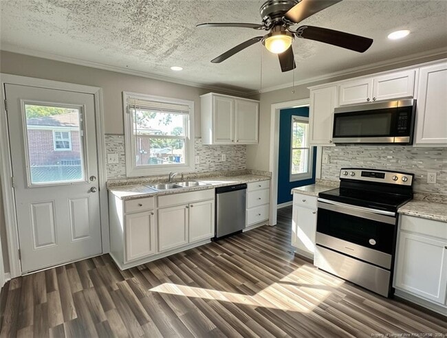 Building Photo - 3921 Village Dr