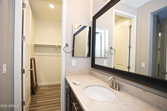 Building Photo - 4116 S Greythorne Way