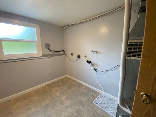 Building Photo - 3 Bedroom Home with Fenced Yard & RV Parking – $300 Move-In Special