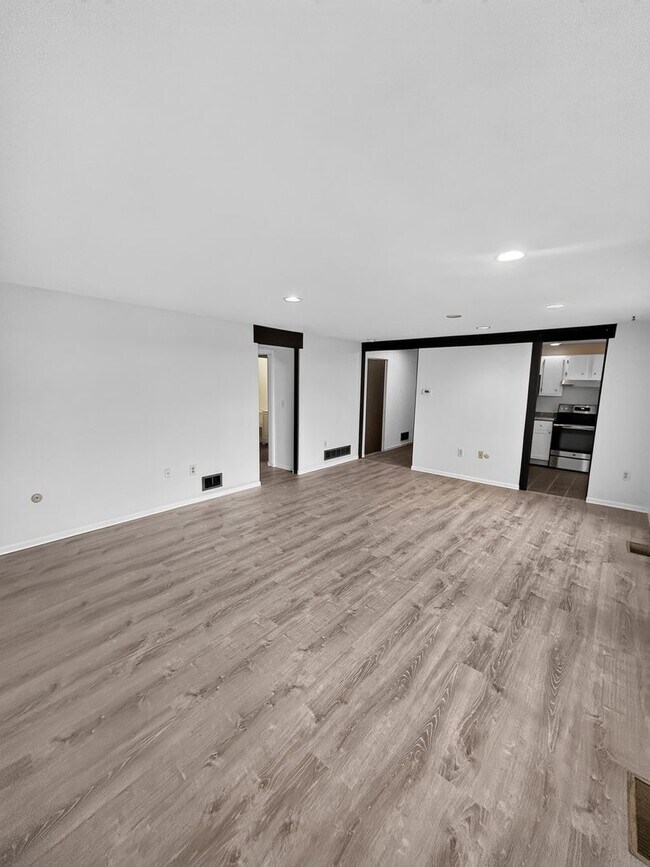 Building Photo - 1530 Barr Ave