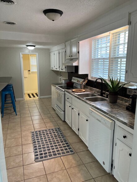 Building Photo - 611 Greenway Dr