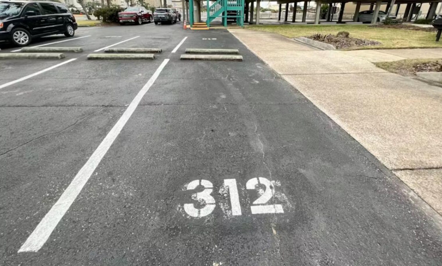 Building Photo - 952 W Beach Blvd