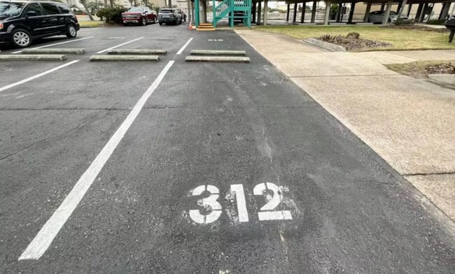 Building Photo - 952 W Beach Blvd