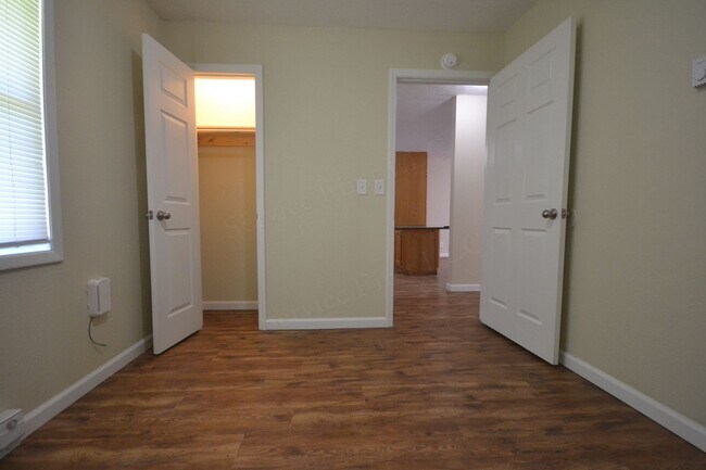 Building Photo - Bolivar MO 2 Bed 1 Bath Apartment