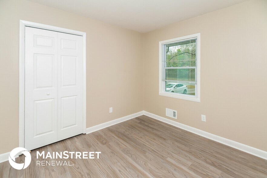 Building Photo - 528 Roxbury Dr