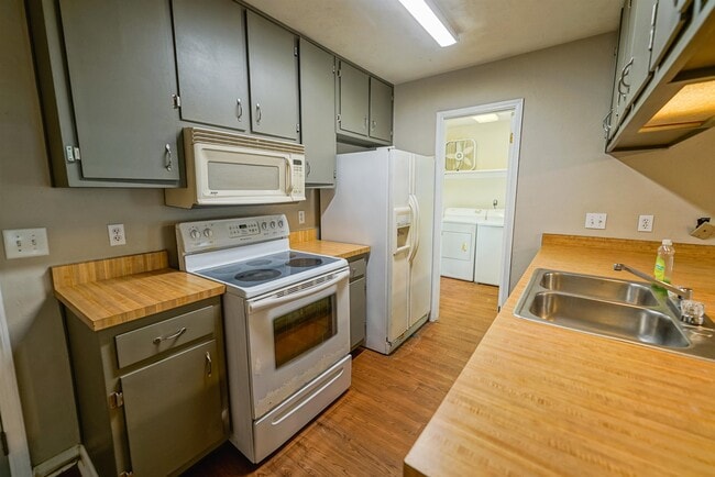 Building Photo - 2230 Mandrell Ct