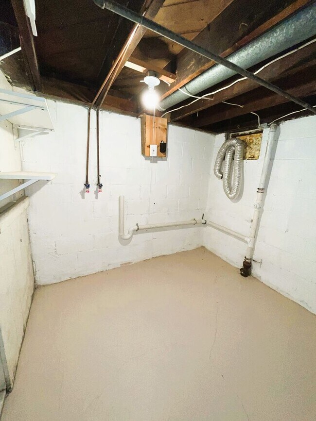 Building Photo - Darling 2 bedroom Bungalow