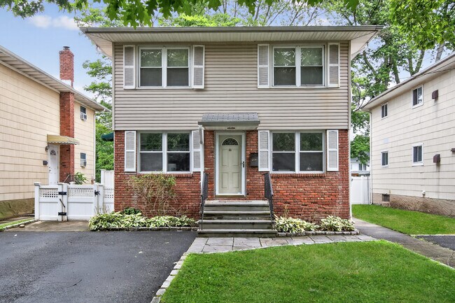 Primary Photo - 39 Yennicock Ave