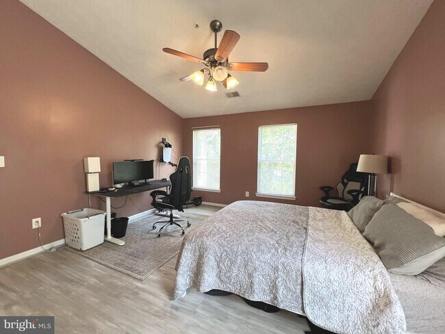 Building Photo - Gorgeous Light-Filled 2BR/2BA Penthouse Condo in Piney Orchard.