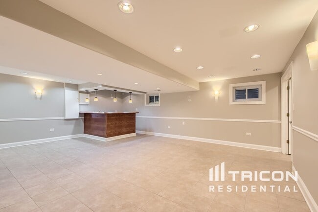 Building Photo - 7944 Lamon Ave