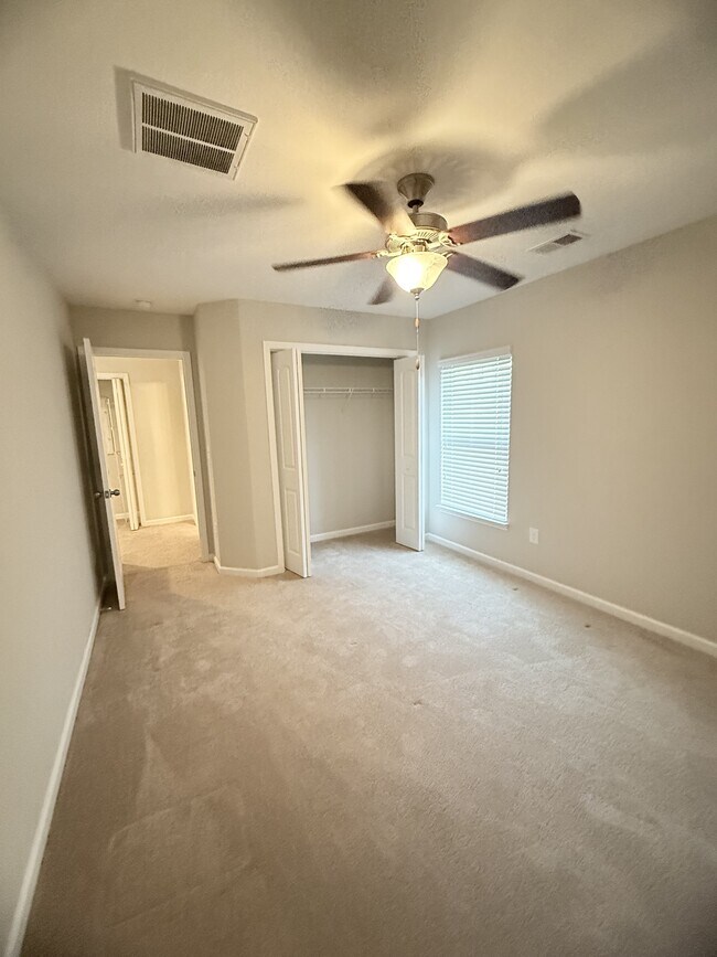 Building Photo - 220 Machrie Lp