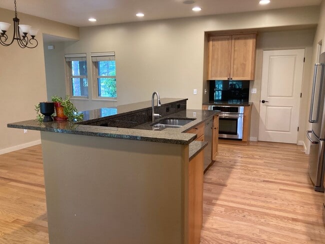 Building Photo - Custom home in the sought-after Edgemont H...
