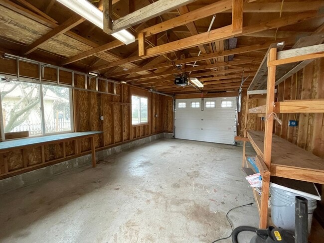 Building Photo - Charming and Updated 1913's Home! Woodstoc...
