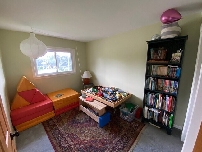 Building Photo - Remodeled 3 Bedroom 1.5 Bath Townhome with Full Basement