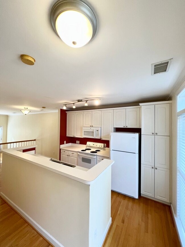 Building Photo - 2 Bedroom Townhome