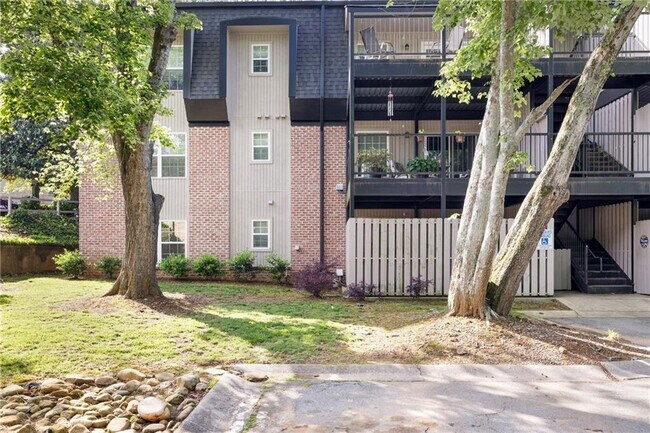 Building Photo - 305 Winding River Dr