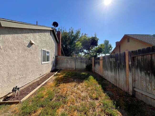 Building Photo - 3 bed, 2 bath located in Riverside!