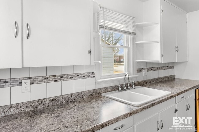 Building Photo - Welcome to your 2 bedroom, 1 bath home in South Hill!