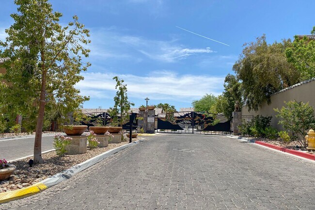 Building Photo - GATED NW HOME - 4 BEDROOMS W/ 1 BED AND BA...
