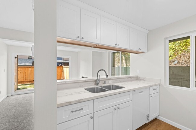 Building Photo - 1 BD 1 BA, beautiful rebuilt condo in conv...
