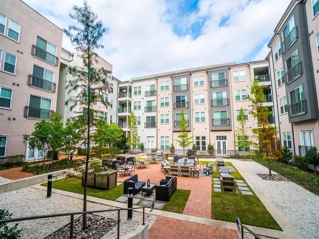 Building Photo - 305 River Fern Ave