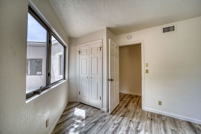 Building Photo - Beauty on Bowstring Drive