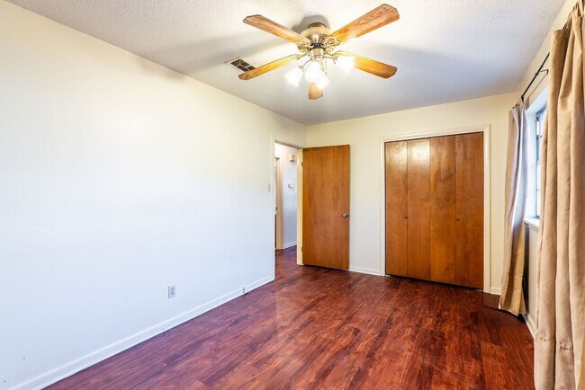 Building Photo - 6104 Meadowbrook Ln