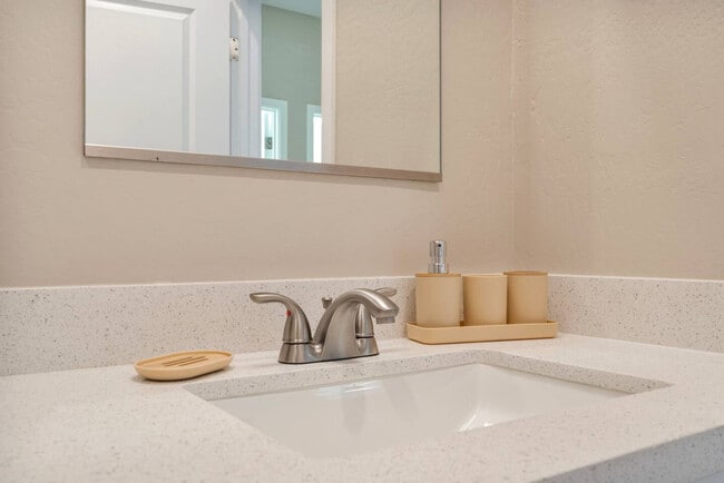 Building Photo - 16601 N Parkview Pl