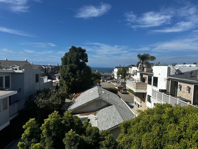 Building Photo - 425 11th St