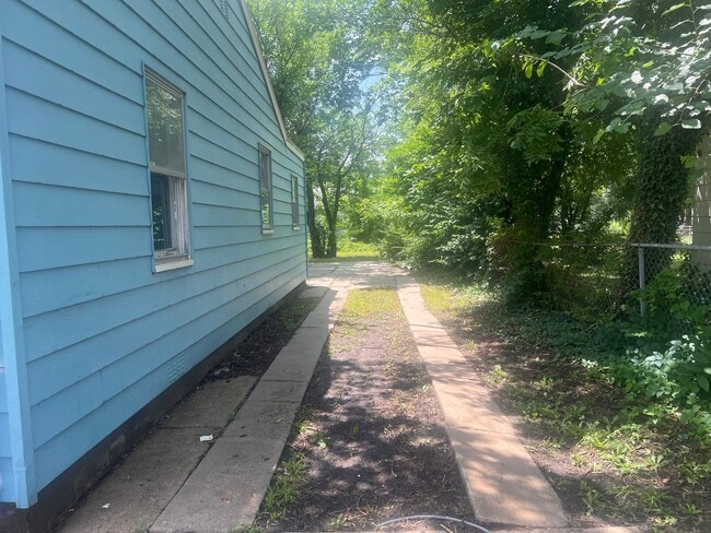 Building Photo - Charming 2 Bedroom 1 Bath located Northeast Wichita, Near WSU and I-35- Move-In Ready