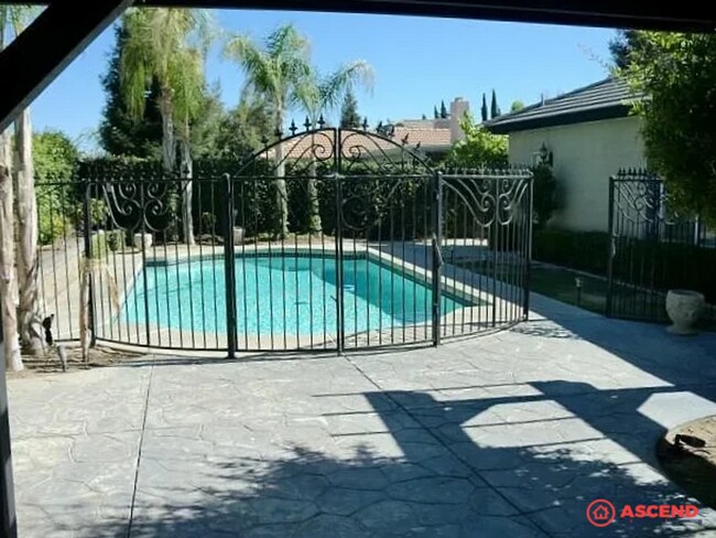 Building Photo - 4 Bedroom Home Next To CSUB!
