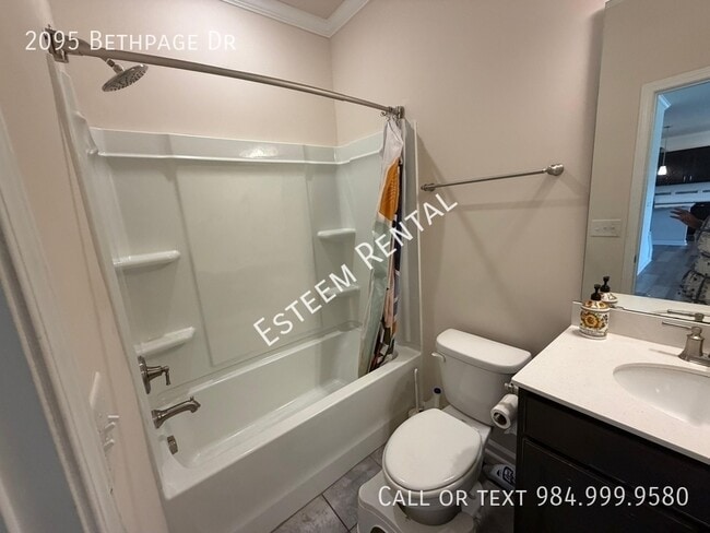 Building Photo - 2095 Bethpage Dr