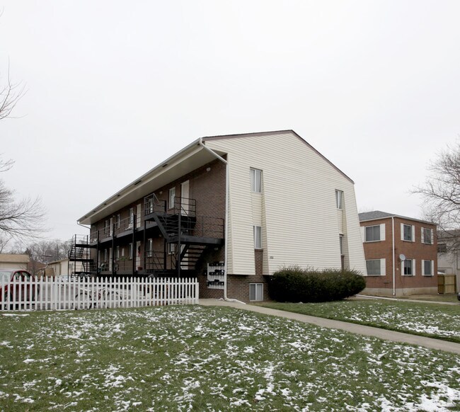Building Photo - 450 E Norwich Ave